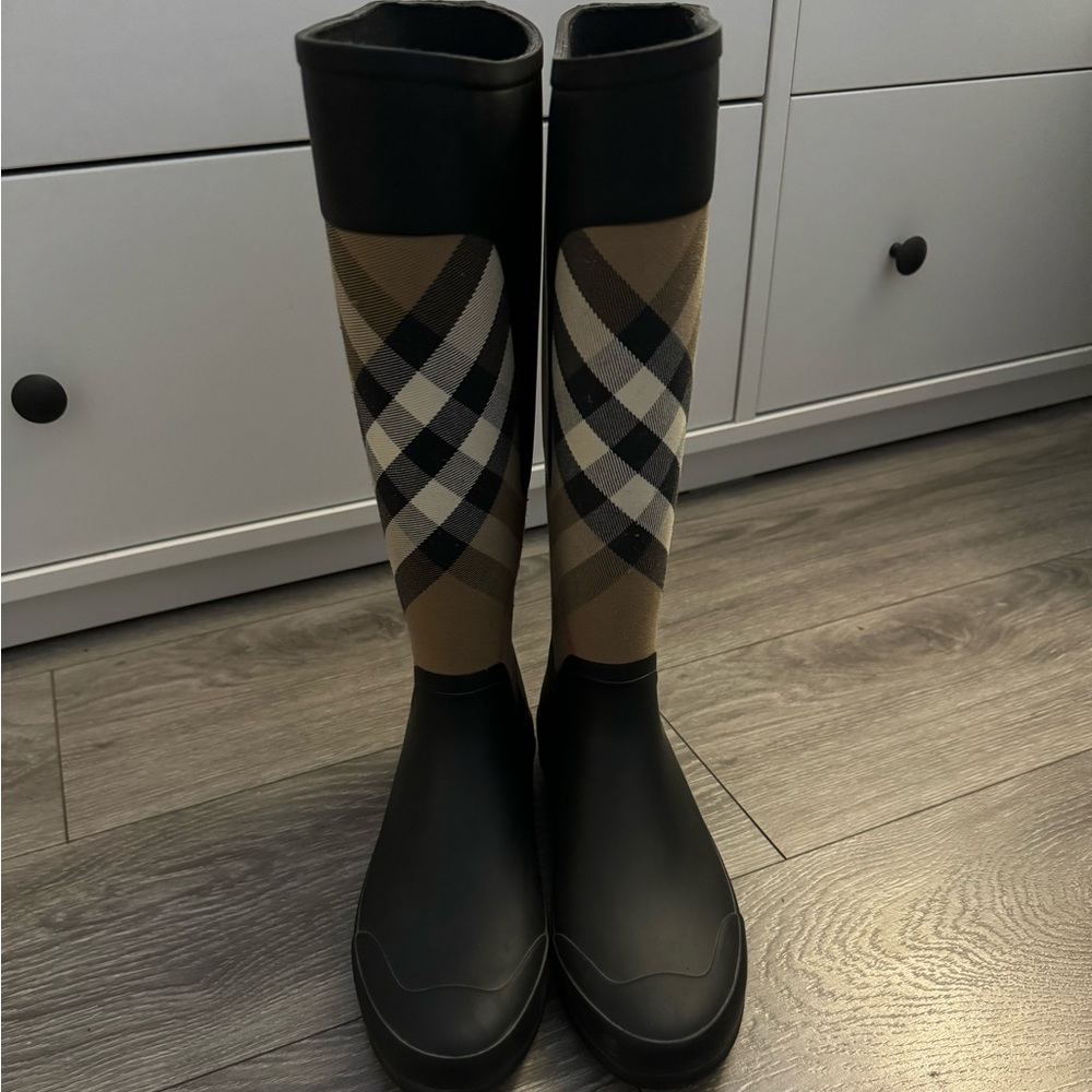 burberry women’s rain boots